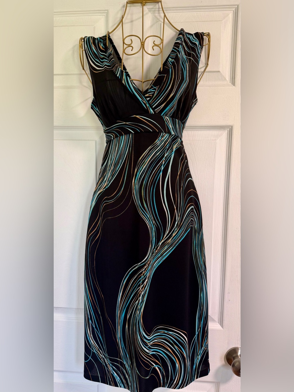 Forever 21 Sleeveless Wave Print V-Neck Dress
